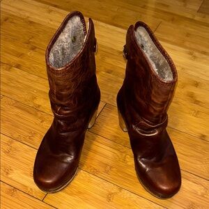 UGG Women's Brown Leather Boots, 6
